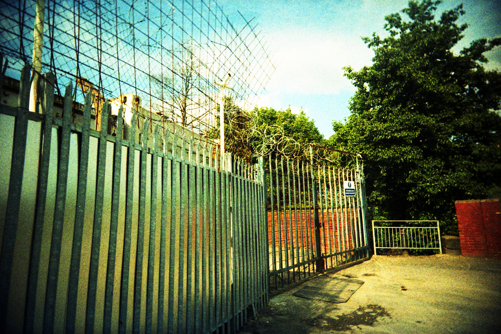 Buslingthorpe Green - Vivitar Ultra Wide and Slim and (Expired) Scotch Chrome 800/3200 (Cross Processed)